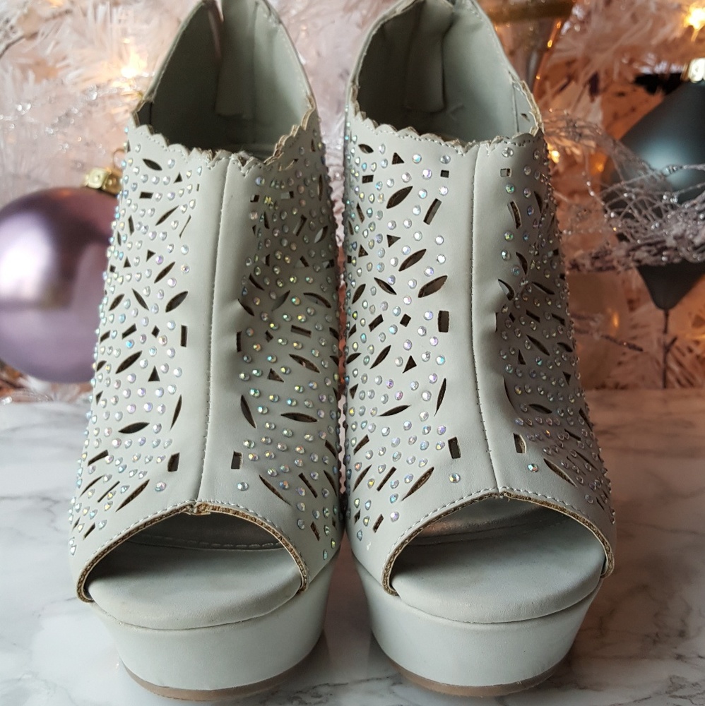 Bamboo Planform Shoes with Rhinestones